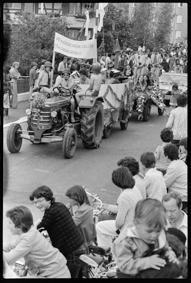 Umzug mit Traktor, bunt geschmücktem Anhänger und Transparent «Wasserskiklub Baggersee»