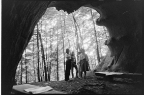 vier junge Frauen beim Höhleneingang stehend