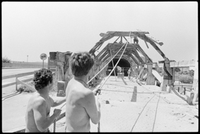 Restaurierungsarbeiten bei der alten Holzbrücke, links die Haupstrasse Richtung Murten, rechts die Saane