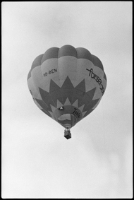 Heissluftballon: Aufnahme von Ballon, Korb und Passagieren