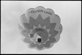 Heissluftballon: Aufnahme von direkt unter dem Ballonkorb