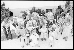 Gruppenbild mit kleinen und grossen verkleideten Kindern mit Musikinstrumenten