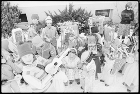 Gruppenbild mit kleinen und grossen verkleideten Kindern mit Musikinstrumenten