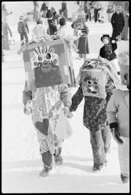 Umzug mit verkleideten Kindern