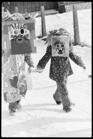 Zwei verkleidete Kinder mit Masken