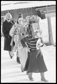 Umzug mit verkleideten Kindern