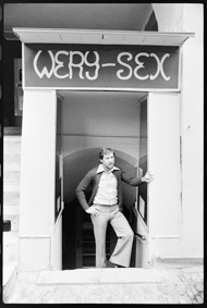 W. Ryser auf Eingangstreppe zum Laden «Wery-Sex»