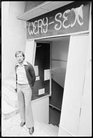 W. Ryser vor Eingang zum Laden «Wery-Sex»