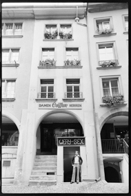 W. Ryser vor Eingang zum Laden Wery-Sex»