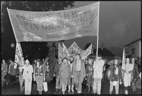 Teilnehmende einer Demonstration gegen geplantes Atomkraftwerk Graben, Fahnen und Transparente