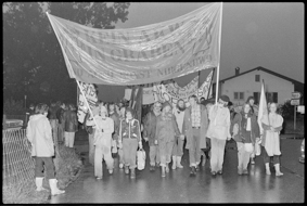 Teilnehmende einer Demonstration gegen geplantes Atomkraftwerk Graben, Fahnen und Transparente
