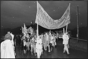 Teilnehmende einer Demonstration gegen geplantes Atomkraftwerk Graben, Fahnen und Transparente
