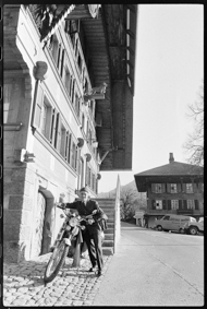 Briefträger mit Motorrad