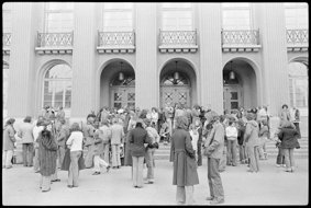 Vor dem Gymnasium Bern Kirchenfeld