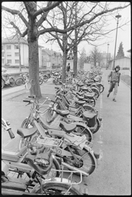 Motorradparkplatz vor dem Gymnasium Bern Kirchenfeld