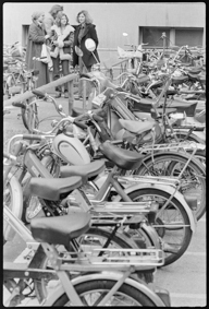 Motorradparkplatz vor dem Gymnasium Bern Kirchenfeld