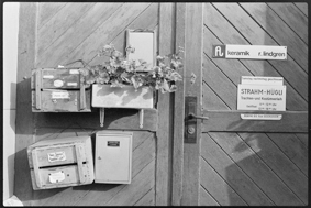 Firmenschilder von Keramik R. Lindgren und Strahm-Hügli Trachten- und Kostümverleih, diverse Briefkästen