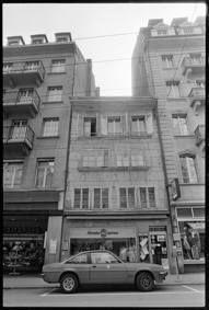 Ladengeschäfte, Schaufenster, parkierte Autos