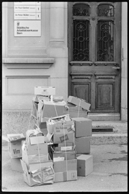 Vor der Städtischen Arbeitslosenkasse