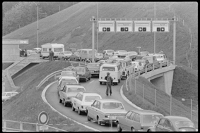 Autokolonnen auf der Zufahrtsstrasse zur Verladestation, Wegweiser nach Goppenstein und Brig-Iselle