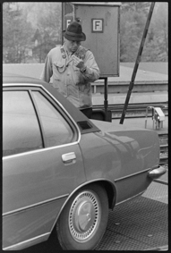 Bahnangestellter beim Einweisen von Autos auf Autozug