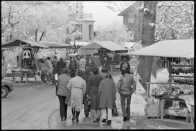 Strasse mit Marktbesuchern und Marktständen