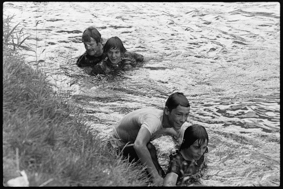 Lebensretter schwimmen mit «Geretteten» ans Ufer