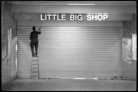 Mann reinigt die Ladenstore vom «little big shop» im RBS-Bahnhof Bern (ehemals SBZ/VBW-Station)