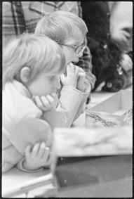 Kinder an einem Spielzeug-Stand