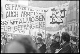 Demonstrierende mit Transparenten gegen Strafvollzug