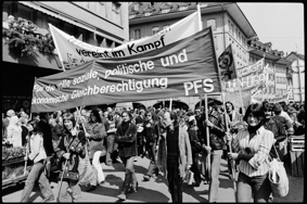 Demonstrierende mit Transparenten für Gleichberechtigung, im Hintergrund Spitalgasse, links im Bild Laden «Samen Vatter»