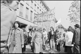 Demonstrierende mit Transparent vom FBB (Frauenbefreiungsbewegung)