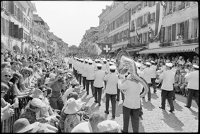 Musikgesellschaft an Umzug, in der Hauptgasse zahlreiche Zuschauende