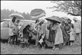 Menschengruppe mit Transparent «Galli-Hubel»