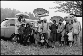 Menschengruppe mit Transparent «Galli-Hubel», auf dem Foto Katrin Trachsel (fünfte Person von rechts)