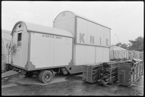 Giraffenwagen, daneben Bauelemente des Zirkuszeltes