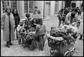 Bewohner des Obstberg-Quartiers überbringen der Stadtkanzlei eine Petition