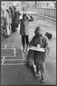 Kinder und Erwachsene auf dem Pausenplatz des Türmli-Schulhauses in der Länggasse, im Hintergrund Metzgerei Lehmann Neufeldstrasse