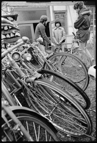 Zwei Männer übergeben einem Jugendlichen ein Fahrrad