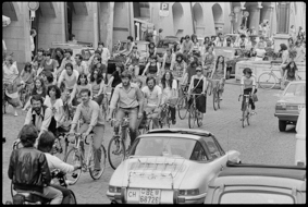 Demonstrierende mit Fahrrädern und Transparenten fahren durch die Kramgasse, in einem Velo-Anhänger zwei Musizierende
