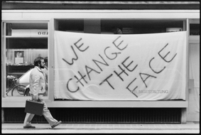 Schaufenster eines Ladens für Raumgestaltung, Transparent «we change the face», gegenüber Uhrengeschäft und Apotheke Dr. Noyer (Marktgass-Passage)