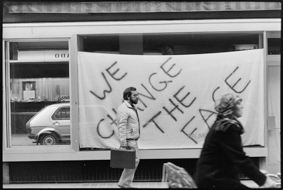 Schaufenster eines Ladens für Raumgestaltung, Transparent «we change the face», gegenüber Uhrengeschäft und Apotheke Dr. Noyer (Marktgass-Passage)
