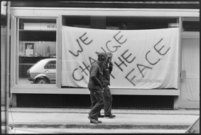 Schaufenster eines Ladens für Raumgestaltung, Transparent «we change the face», gegenüber Uhrengeschäft und Apotheke Dr. Noyer (Marktgass-Passage)