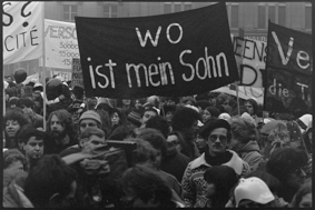 Demonstration gegen das Vergessen und Verschwinden von Gefangenen: Demonstrierende mit Transparenten