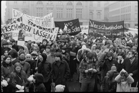 Demonstration gegen das Vergessen und Verschwinden von Gefangenen: Demonstrierende mit Transparenten