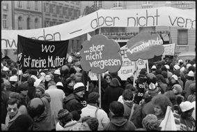 Demonstration gegen das Vergessen und Verschwinden von Gefangenen: Demonstrierende mit Transparenten