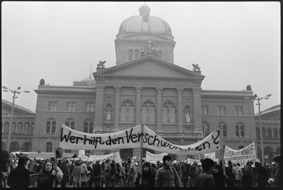 Demonstration gegen das Vergessen und Verschwinden von Gefangenen: Demonstrierende mit Transparenten vor dem Bundeshaus