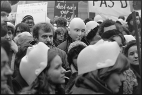 Demonstration gegen das Vergessen und Verschwinden von Gefangenen: Demonstrierende mit weissen Masken und Transparenten