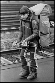 Mädchen mit grossem Rucksack und Skiern
