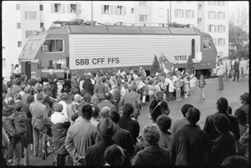 SBB-Lokomotive, Rednerpult, Schulkinder mit Fähnchen, Zuschauende